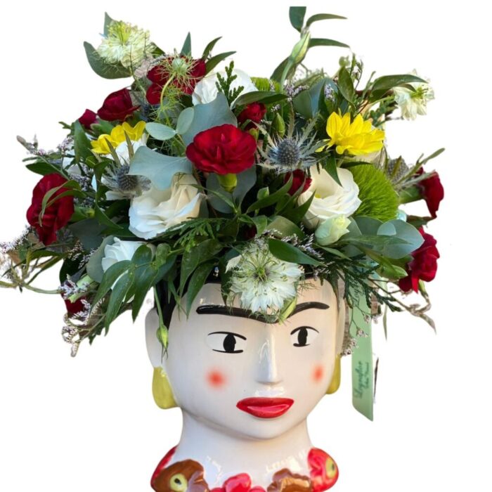 Arreglo Floral en Jarrón con Diseño de Rostro