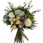 Ramo Elegante de Flores Blancas y Verdes Ornamentales