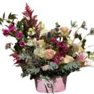 Centro Floral Elegante en Base Decorativa