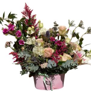 Centro Floral Elegante en Base Decorativa