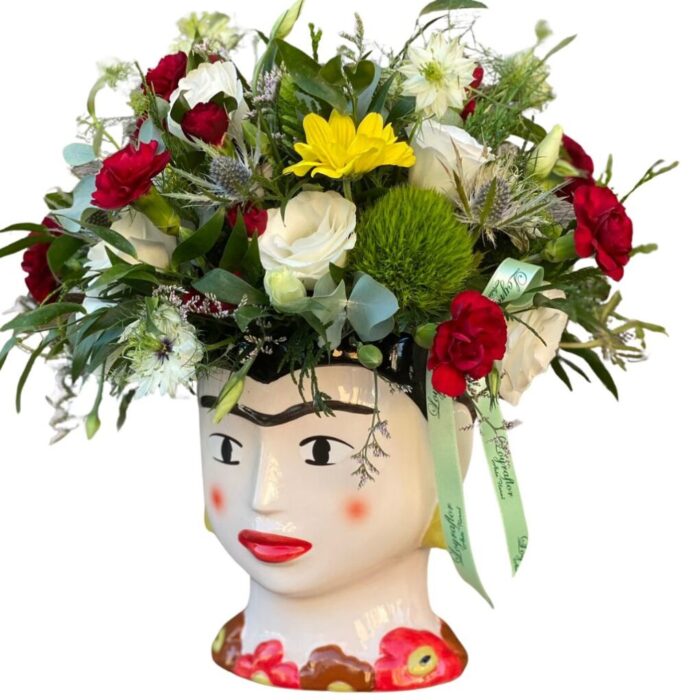 Arreglo Floral en Jarrón con Diseño de Rostro