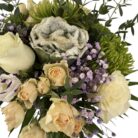 Ramo Elegante de Flores Blancas y Verdes Ornamentales