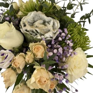 Ramo Elegante de Flores Blancas y Verdes Ornamentales