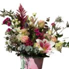 Centro Floral Elegante en Base Decorativa