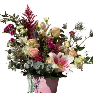 Centro Floral Elegante en Base Decorativa