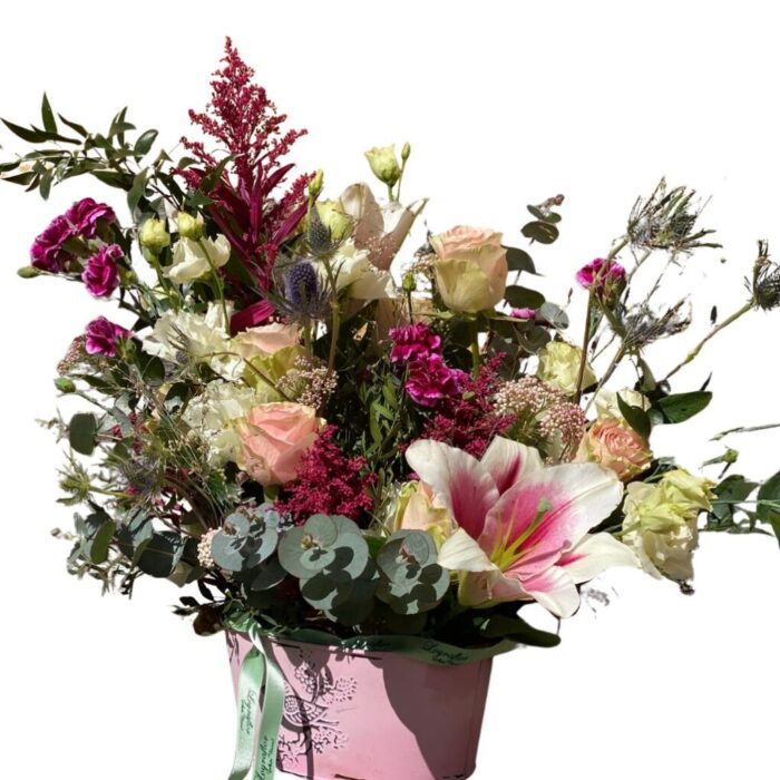 Centro Floral Elegante en Base Decorativa