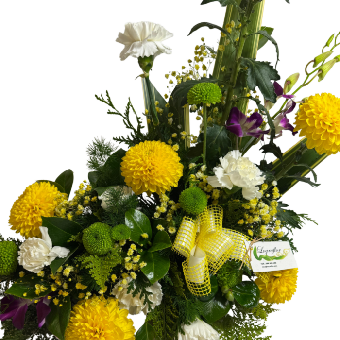 Centro Floral Amarillo y Blanco para Todos los Santos Centro Floral Amarillo y Blanco para Todos los Santos