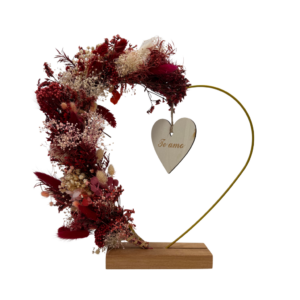 Corazón en metal con flor preservada