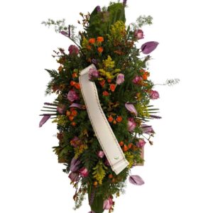 Palma funeraria elaborada con flores naturales